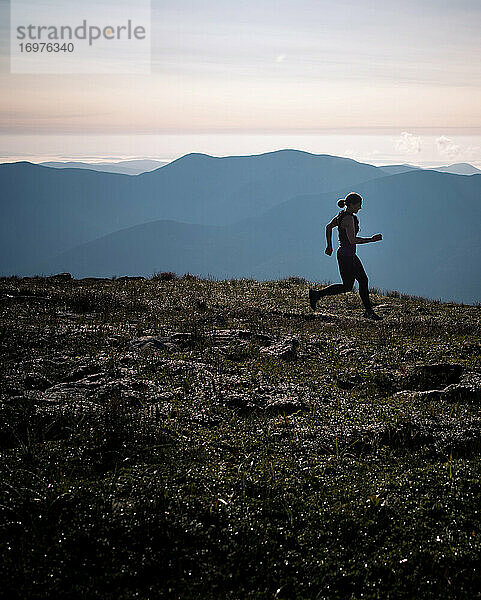 Silhouette einer Frau  die durch die Berge in New Hampshire läuft