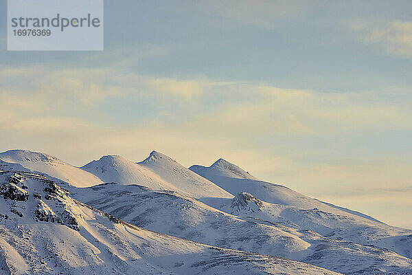 Verschneiter Bergkamm gegen Abendhimmel