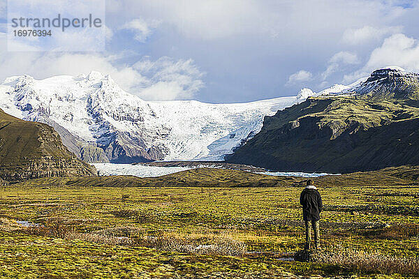 Reisen durch die Landschaft mit Gletscher