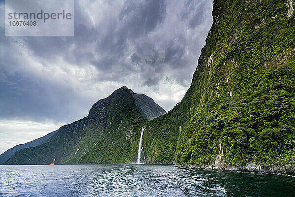 Stirling Falls im Milford Sound im Fiordland National Park  Southland  Südinsel  Neuseeland