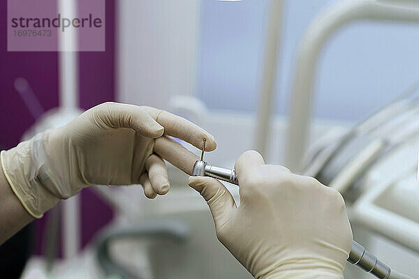 Zahnarzt bei der Handhabung seiner Arbeitsgeräte