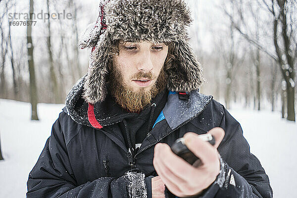 Junger Mann genießt den kanadischen Winter