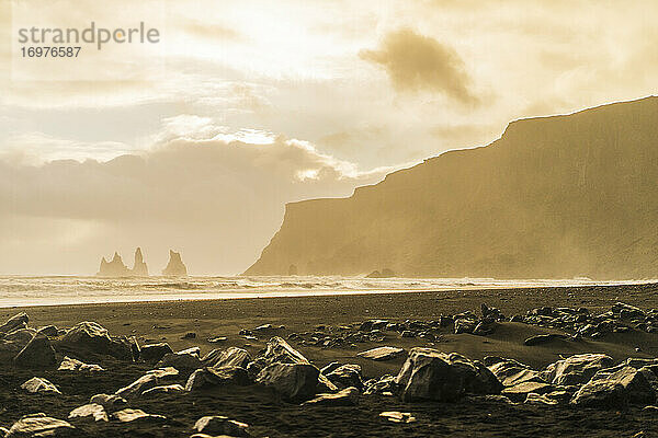 Sonnenaufgang in Vik mit Berg im Hintergrund