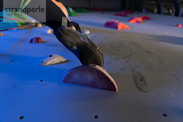 Abgeschnittene Boulderer Kletterwand in Turnhalle