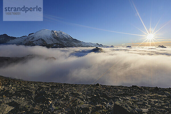 Blick aus der Vogelperspektive auf Mount Rainier und die umliegenden Wolken  Sonnenaufgang