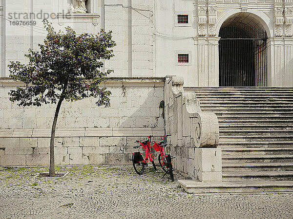 Ein Paar Fahrräder vor einem Gebäude in Lissabon