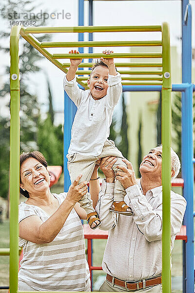 Kleiner Junge hat Spaß mit seinen Großeltern im Park