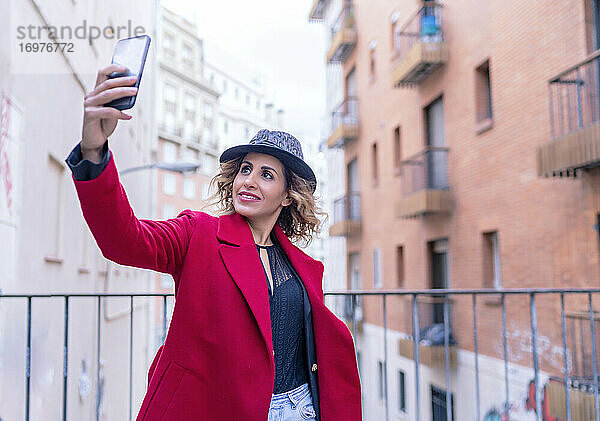 Frau in roter Jacke macht ein Selfie