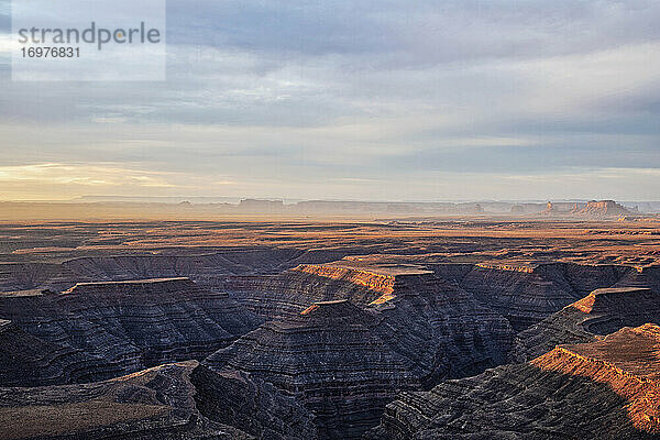 Sonnenaufgang in der Wüste über den Schwanenhälsen des San Jaun River  Süd-Utah