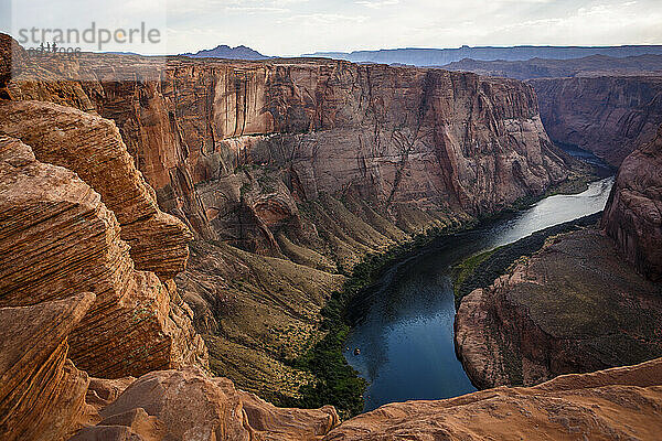 Wanderer am Horseshoe Bend  einem Teil des Colorado River in der Nähe von Page  AZ.