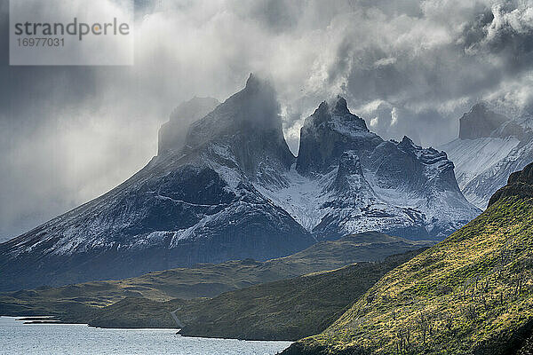 Das Gebirge Los Cuernos bei dramatischem Wetter  Nationalpark Torres del Paine  Region Magallanes  Chile