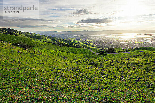 Sonnenuntergang über der Bucht von San Francisco vom Mission Peak Reserve aus