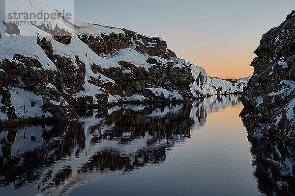 Fjord und Klippen am Wintermorgen