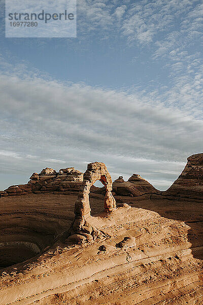 Sandstein Delicate Arch bei Sonnenaufgang  Arches National Park  Moab Utah