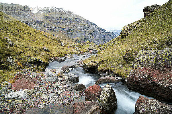 Fluss im Izas-Tal  Canfranc-Tal in den Pyrenäen  Spanien.