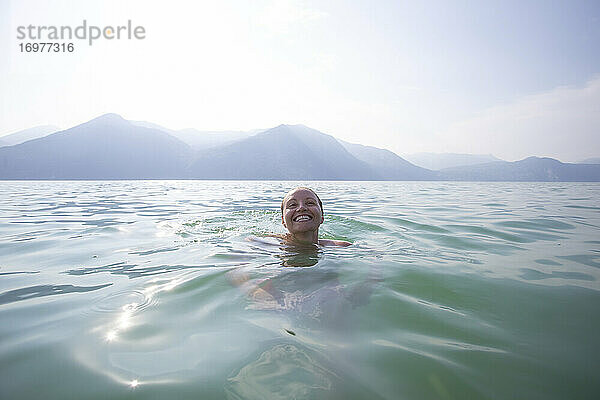 Ein schwimmender  lächelnder Kopf in der Mitte des Iseosees in Italien