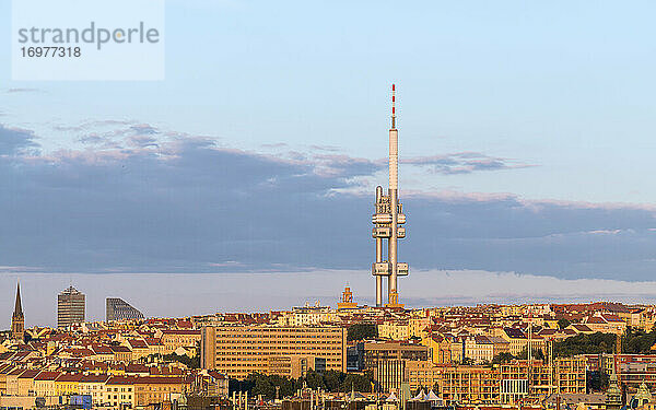 Zizkov Fernsehturm gegen den Himmel bei Sonnenuntergang  Prag  Tschechische Republik