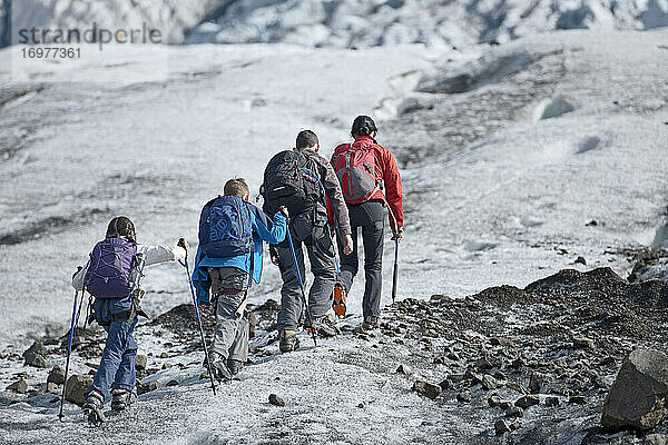 Eine Familie erkundet den Rand des Vatnajokull-Gletschers in Island