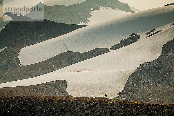 Zwei Wanderer besteigen den Glacier Peak  einen abgelegenen Vulkan in Washington.