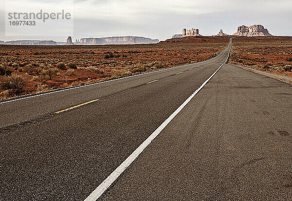 Einsame dramatische Landschaft mit einer Straße  die zum Monument Valley  Utah  führt