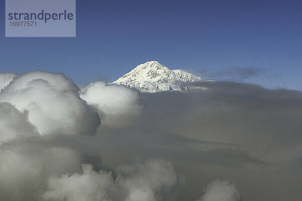 Der schneebedeckte Gipfel des Denali ist in Wolken gehüllt