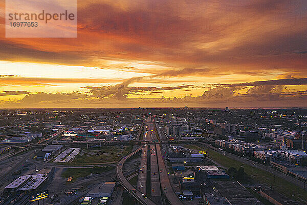 New Orleans Highway am Abend mit einem spektakulären Sonnenuntergang