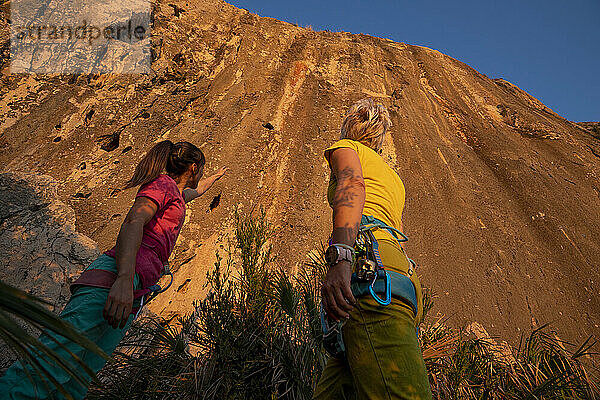 Zwei Frauen beim Studium einer Kletterroute in Toix Est  Calpe  Costa Blanca  Provinz Alicante  Spanien