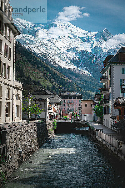 Kleines französisches Dorf unter den Alpen