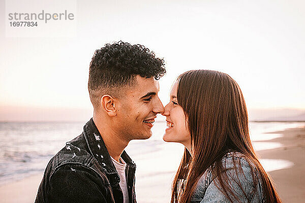 Close-up Profil eines Paares zusammen und lächelnd