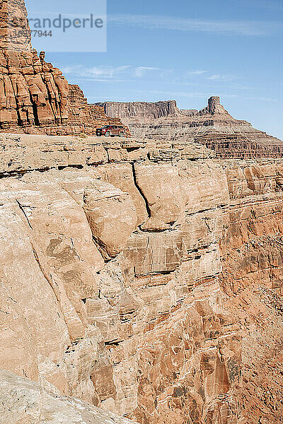 roter Pick-up-Truck am Rande einer Klippe in der Nähe von Moab Utah