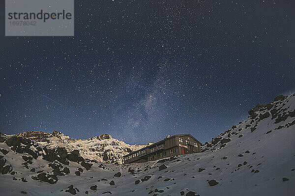 Alpine Berghütte gegen Sternenfeld und Milchstraße bei Nacht  Whakapapa Ski Field  Neuseeland