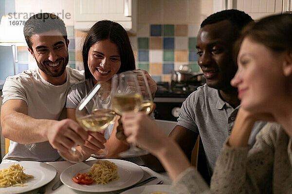 Multiethnische Paare  die gemeinsam Wein genießen