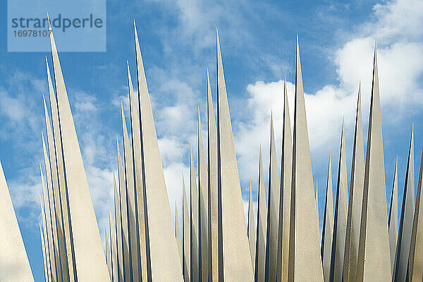 Abstraktes Detail des Kunstwerks Das Haus des Selbstmörders und das Haus der Mutter des Selbstmörders von John Hejduk  Prag  Böhmen  Tschechische Republik