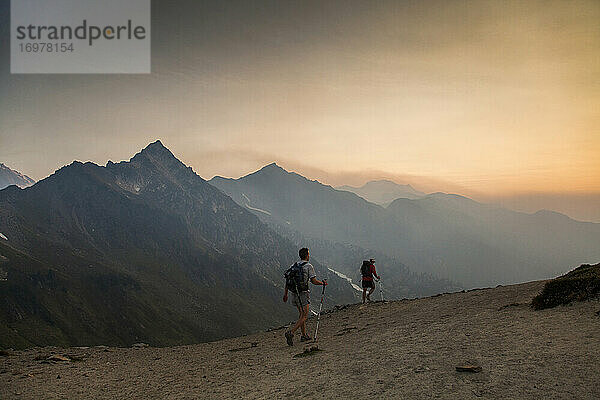 Zwei Wanderer gehen auf einem Pfad zum Gipfel des Glacier Peak  WA.