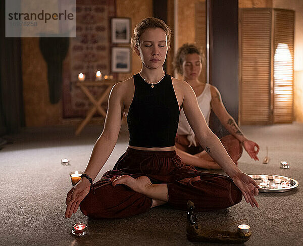 Freundinnen meditieren in einem ruhigen Studio