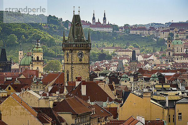 Außenansicht des Alten Rathauses und des astronomischen Uhrenturms  Altstadt  UNESCO  Prag  Tschechische Republik