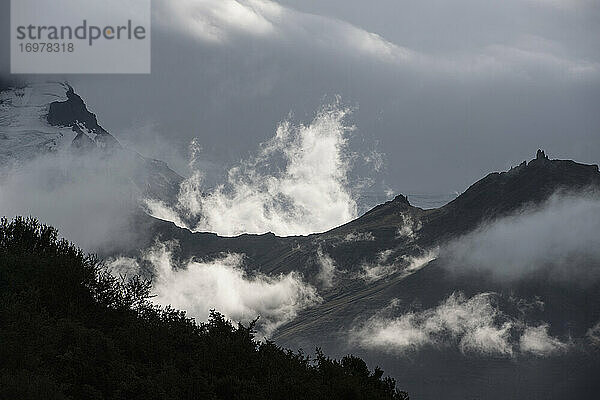 Wolken  die sich um einen Bergkamm im Skaftafell-Nationalpark bilden