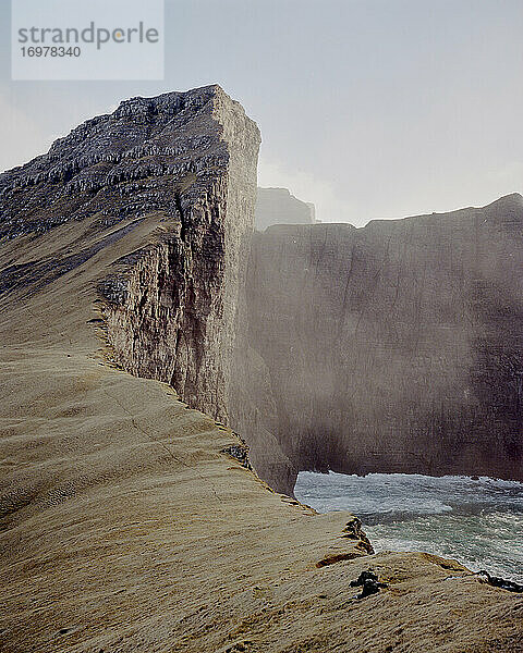 Riesige Steilküsten bei Drangarnir auf den Färöer Inseln