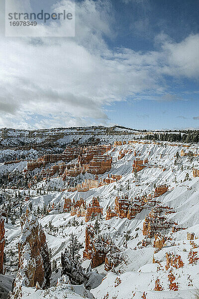 der wunderschöne Bryce-Canyon-Nationalpark ist mit Neuschnee bedeckt  Utah