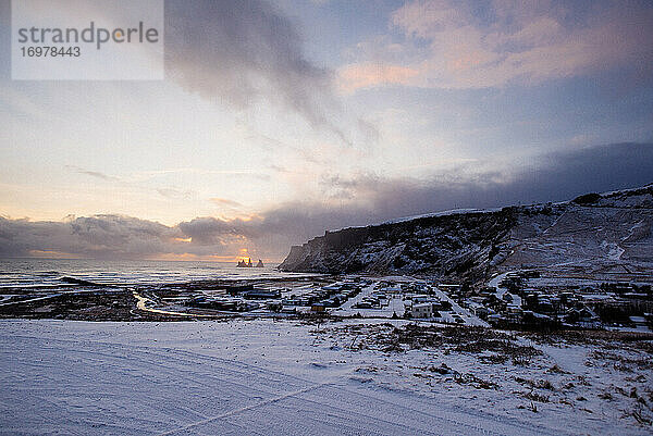 Blick auf Vik  Island bei Sonnenuntergang von einem Aussichtspunkt im Winter