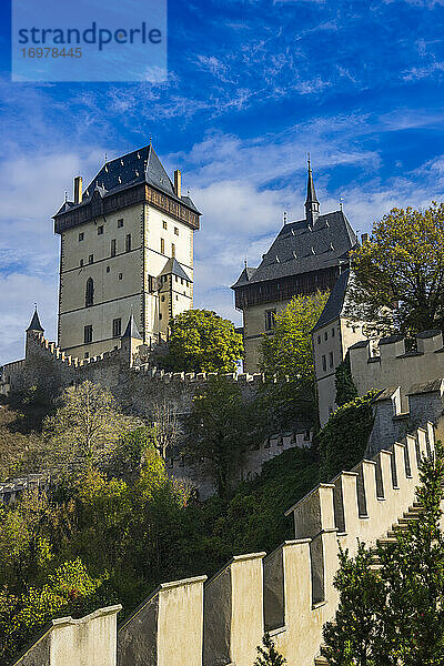 Tiefblick auf die Burg Karlstejn gegen den Himmel an einem sonnigen Tag  Karlstejn  Bezirk Beroun  Mittelböhmische Region  Tschechische Republik