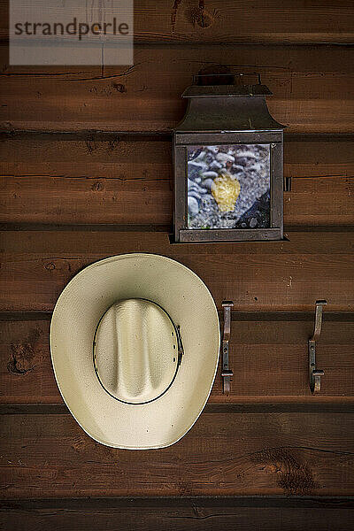 Ein Cowboyhut ruht auf einem Kleiderständer vor einer Hütte im Süden Colorados