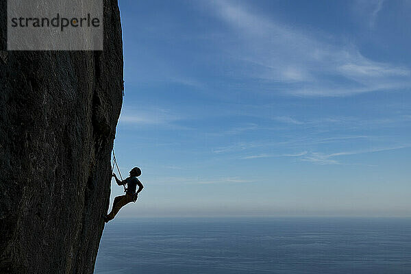 Felskletterin im Olta-Gebirge  Calpe  Costa Blanca  Provinz Alicante  Spanien