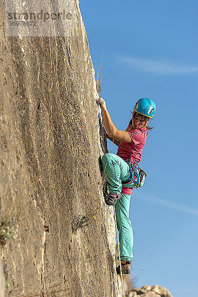 Bergsteigerin in Toix Est  Calpe  Costa Blanca  Provinz Alicante  Spanien