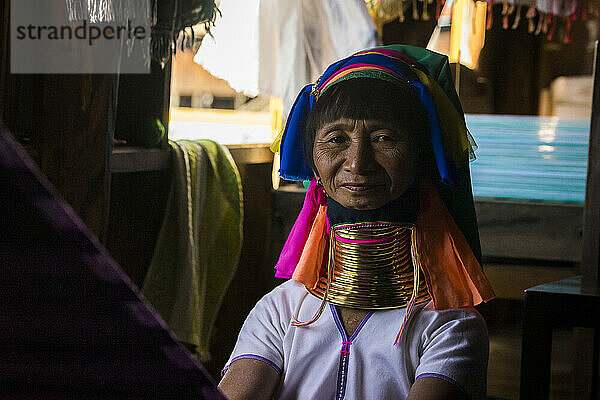 Ältere birmanische Frau vom Stamm der Kayan arbeitet in einer Textilwerkstatt