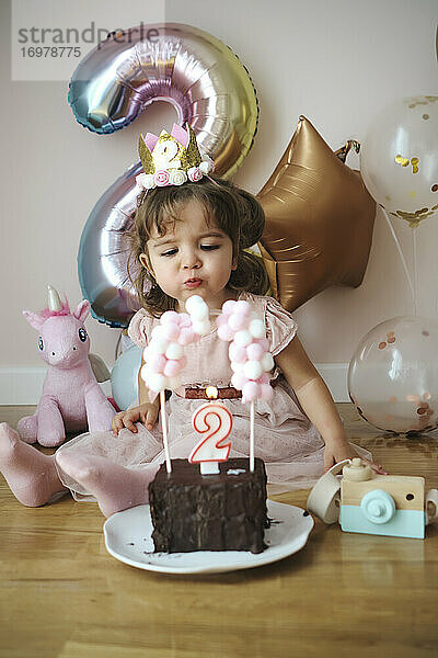 Ein 2-jähriges Mädchen feiert ihren Geburtstag