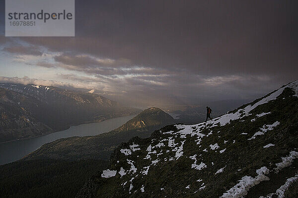 Ein junger Mann klettert auf dem Dog Mountain mit Blick auf die Columbia-Schlucht.