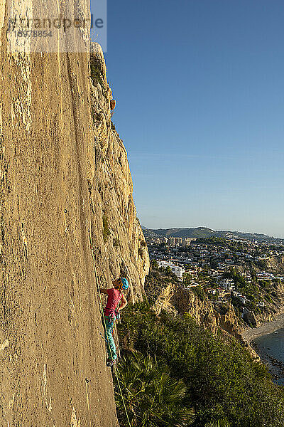 Bergsteigerin in Toix Est  Calpe  Costa Blanca  Provinz Alicante  Spanien