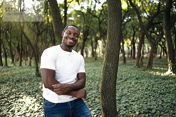 Ein junger schwarzer Mann im Park. Outdoor-Porträt eines Reisenden.