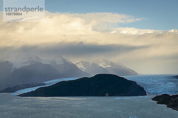 Gletscher Grey bei dramatischem Wetter  Torres del Paine National Park  Region Magallanes  Chile